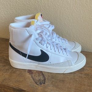 Nike Women's Blazer Mid 77 Shoes